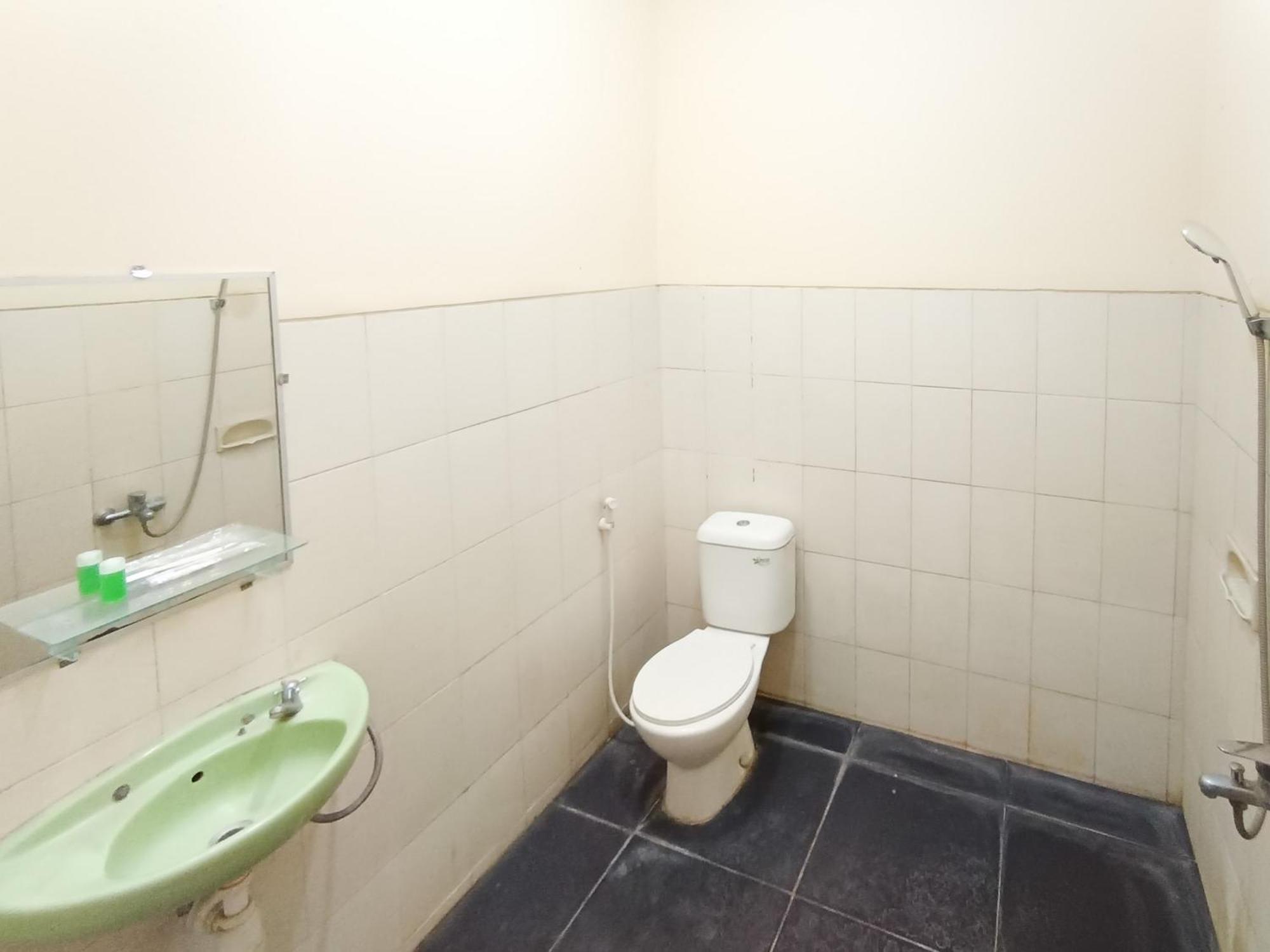 Hotel Gita Puri Redpartner Blitar Extérieur photo