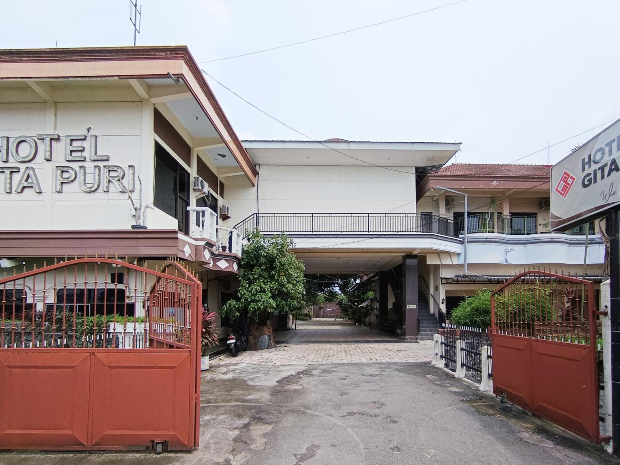 Hotel Gita Puri Redpartner Blitar Extérieur photo