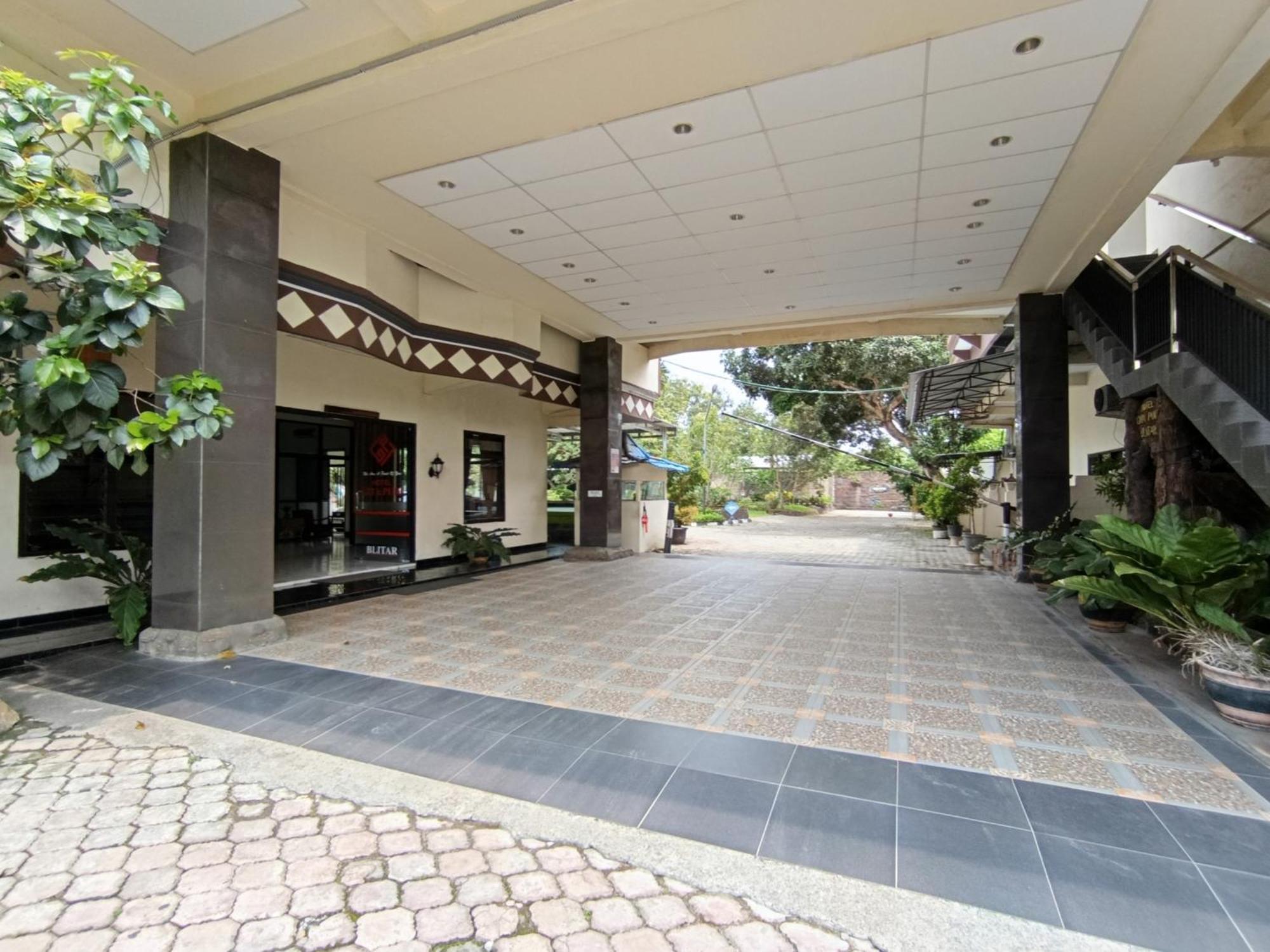 Hotel Gita Puri Redpartner Blitar Extérieur photo