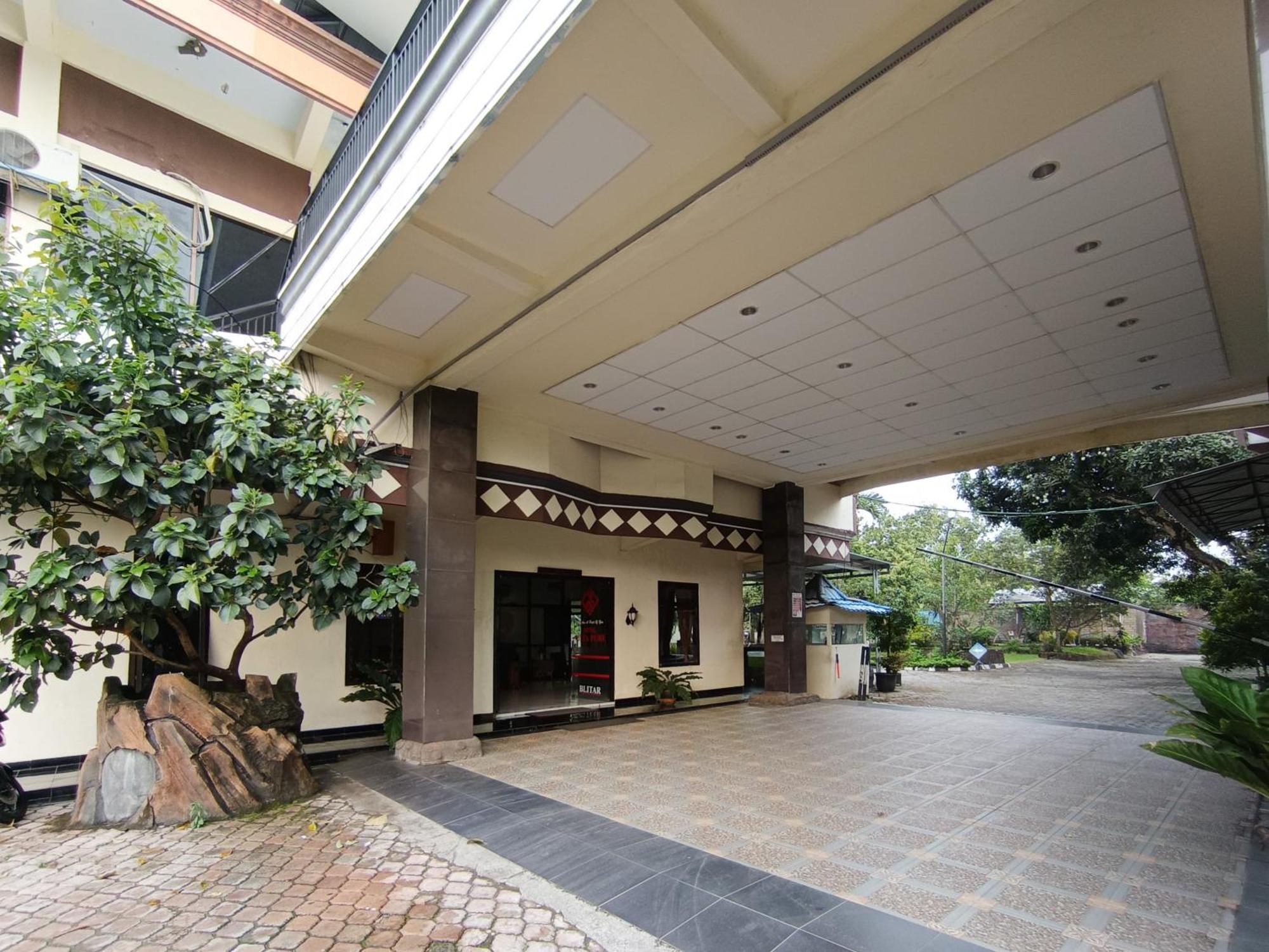 Hotel Gita Puri Redpartner Blitar Extérieur photo