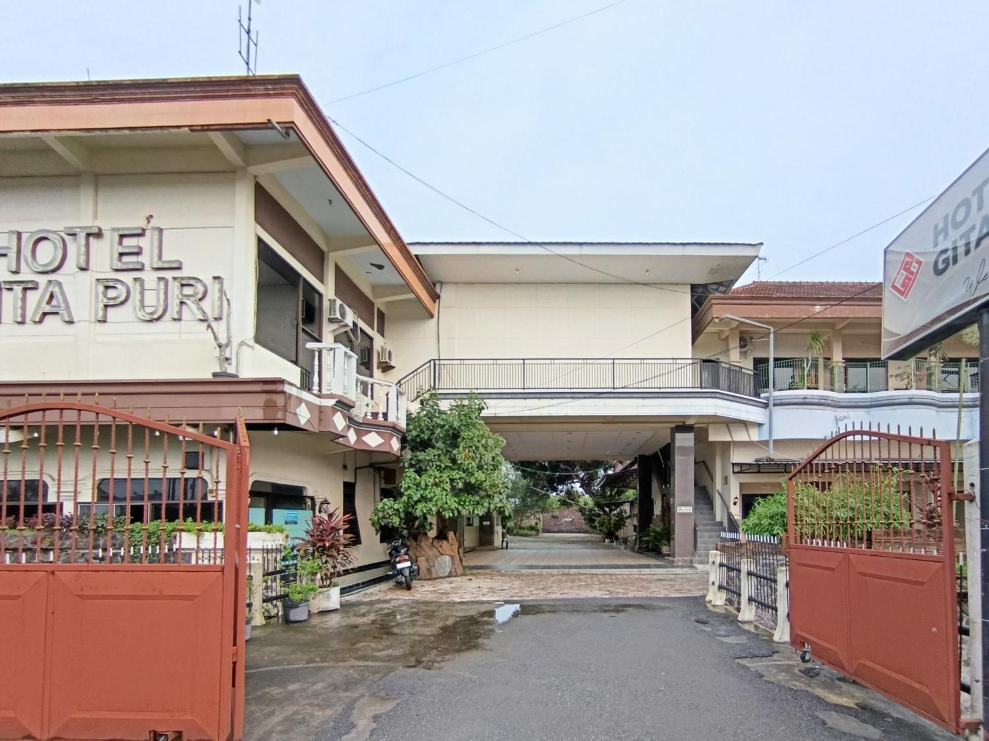 Hotel Gita Puri Redpartner Blitar Extérieur photo